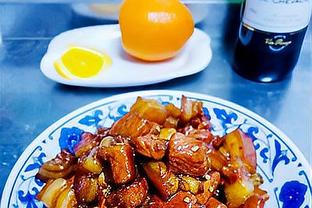 Bảo tàng Hải quân Trung ương Nga ở thành phố St. Petersburg đã mở cửa đóng công chúng vào hôm Chủ nhật (28/7) - ngày Hải quân Nga. Bảo tàng Hải quân Trung ương Nga là một trong những bảo tàng hải quân lớn nhất trên thế giới, được từ năm 1709, khi Sa hoàng Pyotr Đại đế ra lệnh OK9 đã banh một căn phòng để lưu trữ những bản vẽ và mô hình tàu chiến. Ngày 28/7 - Ngày Hải quân Nga, Bảo tàng đã mở cửa đón công chúng với một cuộc triển lãm đặc biệt dành riêng cho lễ kỷ niệm ngày Hải quân. Các mẫu vũ khí hải quân được trưng bày từ lối vào của Bảo tàng, từ các khẩu thần công cho tới những loại vũ khí hiện đại nhất. Khu sảnh trung tâm là khu vực dành riêng để trưng bày những mẫu vũ khí của các hạm đội Hải quân Nga: Hạm đội Baltic, Hạm đội Biển đen, Hạm đội Thái Bình Dương và Hạm đội Biển Bắc. Các vị khách sẽ lần đầu tiên được chiêm ngưỡng những mô hình tàu chiến được làm từ mai rùa... Mô hình tàu khu trục nhỏ Oleg bị chìm năm 1869 ở độ sâu 60m. Cuộc triển lãm trong Bảo tàng Hải quân Trung ương Nga ở St. Petersburg sẽ được hoàn thành trong thời gian 3 năm.